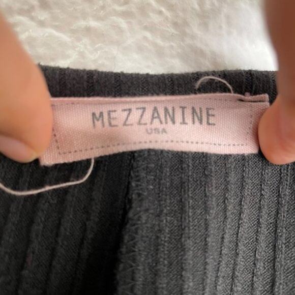 Mezzanine Womens Top Size M Black Long Sleeve V-Neck Unlined Semi Cropped - Picture 3 of 13